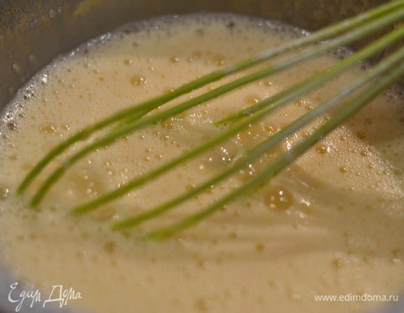 Поставим молоко на маленький огонь. Смешиваем желтки с сахаром, добавляем туда же немного теплого молоко, просеянной муки, крахмала, ванили, хорошо мешая, чтобы не было комочков. Теперь эту же смесь отправляем в  кастрюльку с теплым молоком и варим крем до загустения и первых булек.