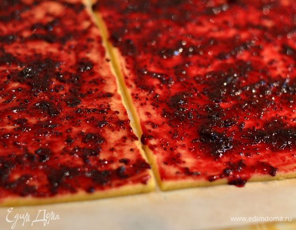 Смазать смородиновым джемом.