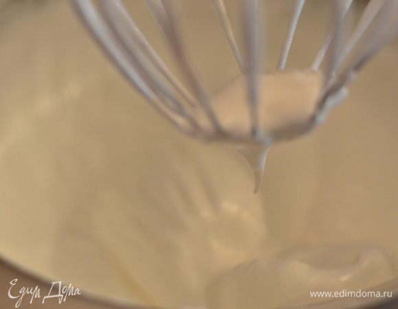 Взбить белки с сахаром, добавить в начале взбивания пару капель лимонного сока. Когда белки наполовину уже взбились, добавить крахмал и снова взбить до мягких пиков.