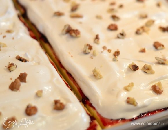 Смазать обильно поверх джема готовым безе, посыпать орешками. Выпекать в предварительно разогретой духовке при температуре 160°С 30–40 минут, ориентируйтесь на свою духовку, в рецепте сказано 30 минут. Я выпекала 40 минут в режиме нижний жар.