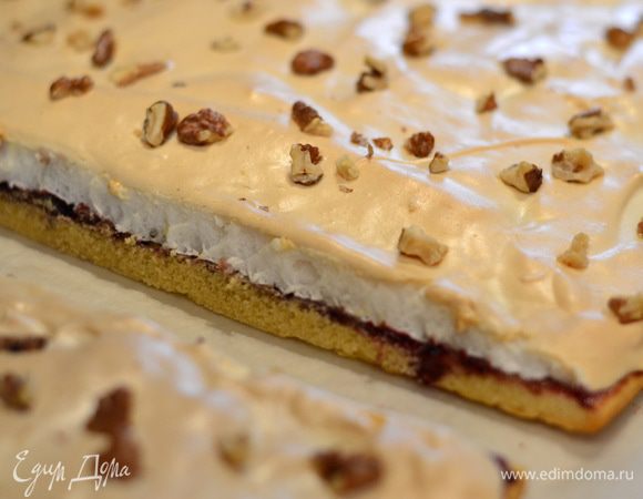 Достать из духовки и хорошо остудить. Безе должно стать кремового оттенка, а серединка и низ оставаться, как крем.