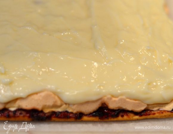 Когда крем и коржи остудились, смазать поверх белка заварным кремом и накрыть другим коржом. Крема получилось в принципе очень много, я бы порцию уменьшила смело до 400 г молока и других ингредиентов крема. Почему не добавляла сливочное масло в крем, крем очень хорошо загустел и при застывании, да и не хотелось лишнего жира, ведь и тесто со сливочным маслом, да еще и крем, для меня так это много. Кусочек я нарезала сразу же после того, как приготовила, режется он очень хорошо. Единственное, все же крем у меня без масла и, наверное, из-за этого немного вытекал, но его было так много, что это никоим образом не отразилось на вкусе пирожного. Вкусно!