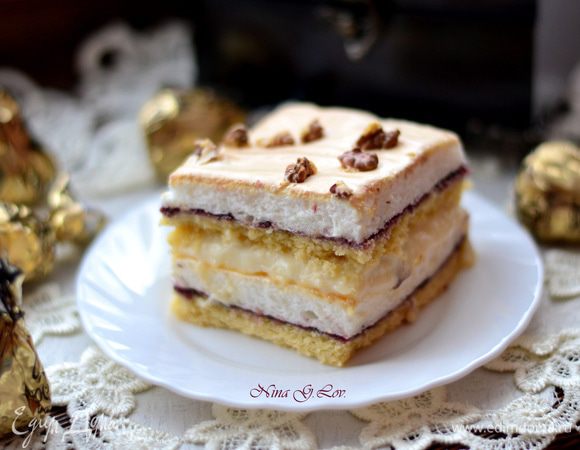 Нарезать тортик на небольшие пирожные и приятного аппетита!