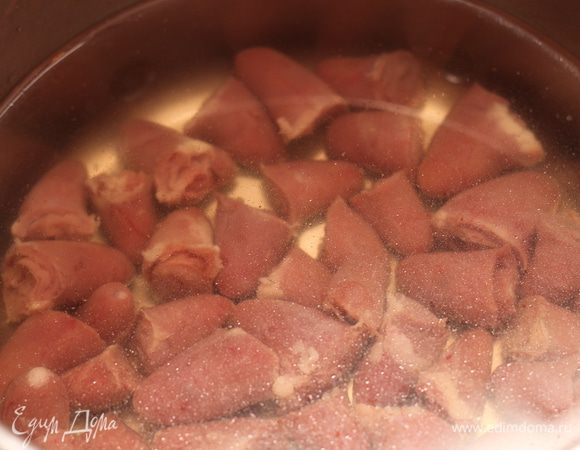 Сердечки моем, обрезаем часть с жиром, чистим сердечко от сгустков крови, и замачиваем на полчаса в ледяной воде.
