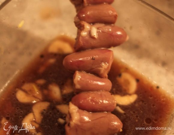 Готовим маринад из лимонного и апельсинового сока, соевого соуса, чеснока, имбиря и перцев. Имбирь натираем для этой цели, а чеснок и перец измельчаем.
С сердечек сливаем воду, кладем их в лоток, и заливаем маринадом. Маринуем в холодильнике 3-4 часа, периодически перемешивая.
Нанизываем сердечки на шпажки.
