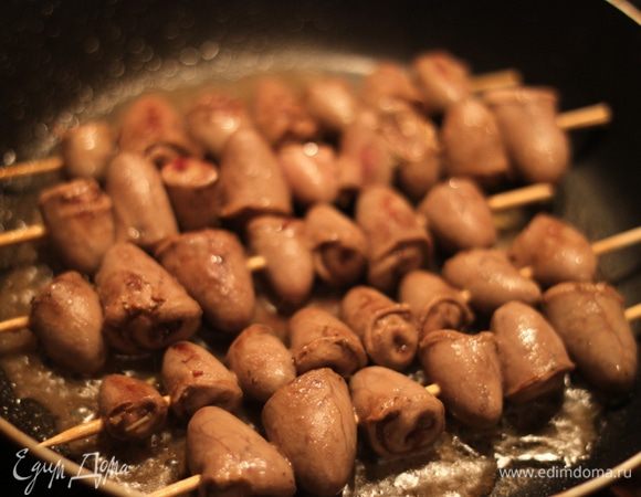 Разогреваем сковороду с минимальным количеством масла, и жарим с каждой стороны примерно по 10-12 минут. Готовые сердечки посыпаем кунжутом.