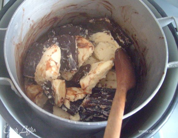 На водяной бане растопить шоколад и сливочное масло.