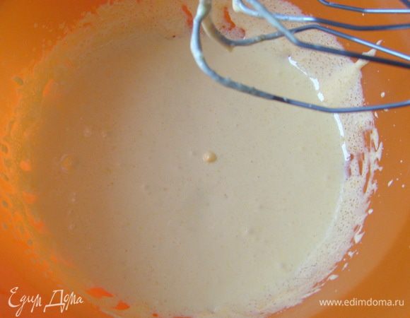 Взбить желтки с сахаром в течение 10 минут.