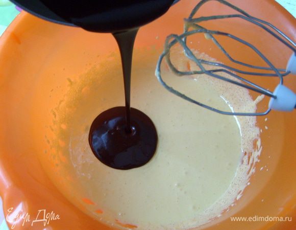 Добавить в желтки шоколадно-масляную смесь и взбить миксером на небольшой скорости.