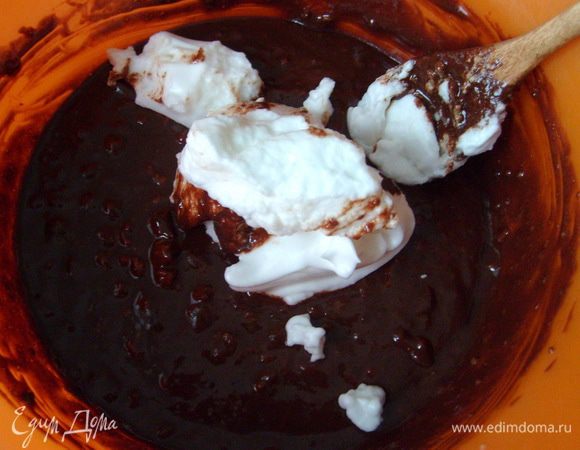 Взбить до устойчивых пиков белки, в три этапа добавить к шоколадно-каштановой массе. Вмешивать белки аккуратно силиконовой лопаткой.