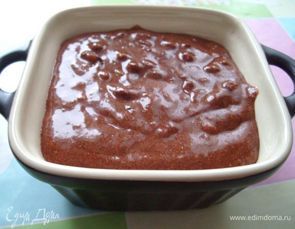 Выложить тесто в формы. Можно использовать одну форму для пирога (диаметром 16-18 см) или пять маленьких керамических форм. Формы смазать сливочным маслом, если не уверены в антипригарных свойствах форм, можно выложить пергаментом. Я делала и с использованием пергаментной бумаги и без, больше понравилось без бумаги.