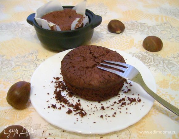 Готовый пирог остудить в течение 15 минут, прежде чем достать его из формы (обязательно!!!). Иначе он просто расплывется горячим муссом по тарелке. Подавать пирожное можно как теплым с шариком мороженого, так и уже полностью остывшим. Интересно, что чем больше пирожные остывают — тем плотнее становится их текстура.