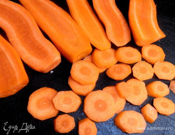 Морковку нарежем на кусочки.