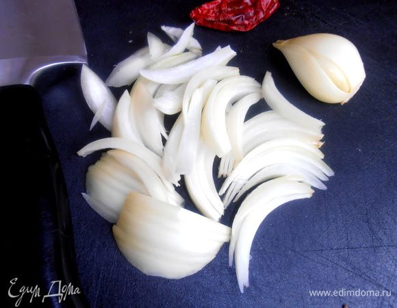 Луковицу тоже нарезаем...