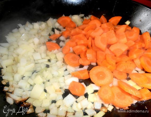 Обжариваем овощи на оливковом масле.