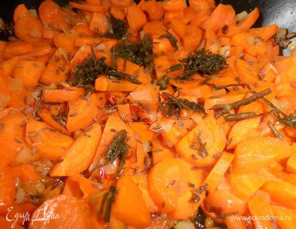 Добавляем всё к обжаренной моркови.