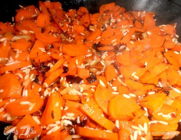 Перемешиваем немного на огне.