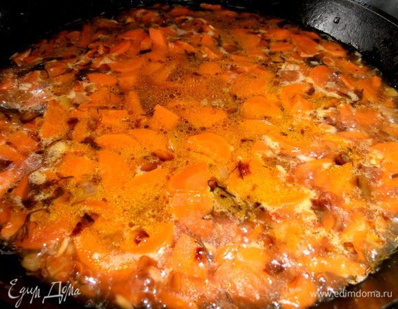 Пока хватит столько,но по мере разбухания риса понадобится ещё подлить бульончик! Если вам не лень,можно перелить в кастрюлю,но у меня сковорода с высокими бортами, поэтому кастрюлька не понадобилась))