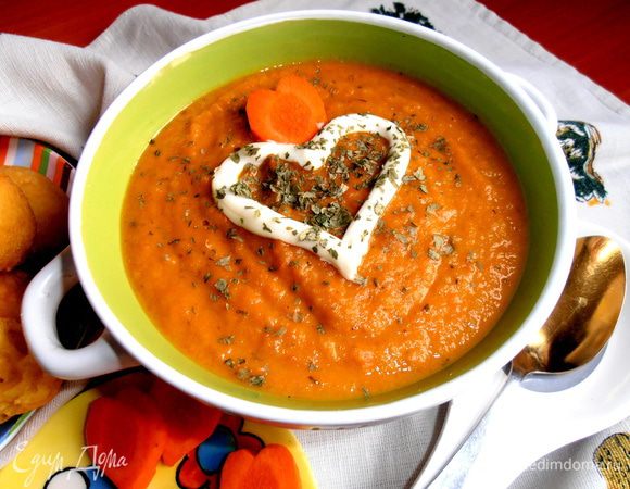 И украшаем сердечком из майонеза или сметаны!Сверху базилик...