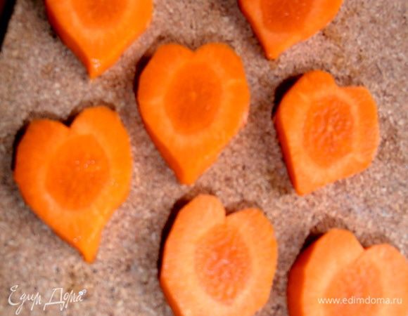 Из сырой морковки вырезаем сердечки.