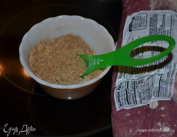 Смешаем вместе в отдельной емкости кайен. перец, душистый горошек, коричневый сахар.