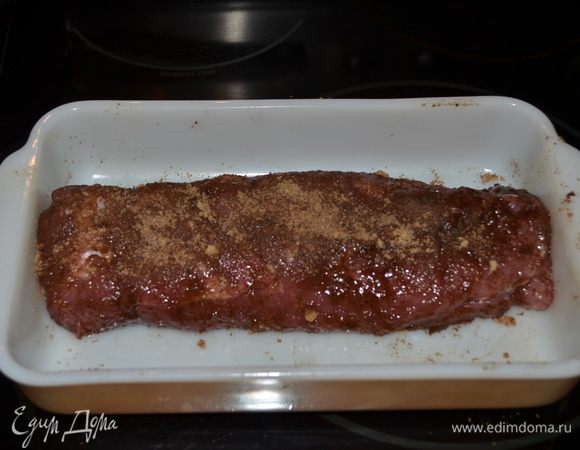 Свиное филе поперчим и посолим. Обсыпаем со всех сторон приготовленной смесью.