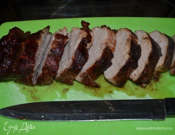 Поставим в разогретую духовку на 200 гр. на 50 мин. Готовое филе разрежем на порции.