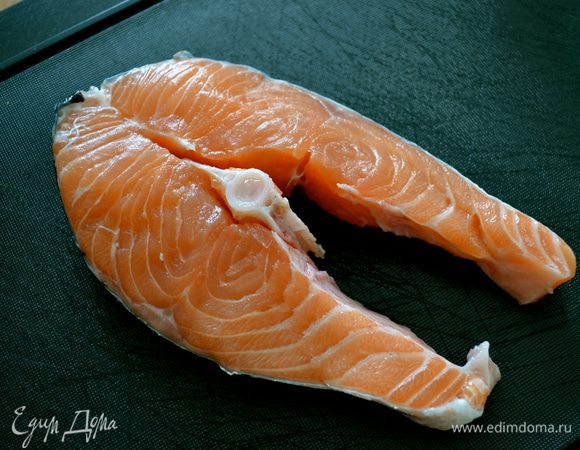 Начнем с подготовки самих медальонов. Для этого порционные куски рыбы освободить от крупных костей хребта; сделать надрезы ножом и удалить центральную кость. Пинцетом убрать все косточки поменьше... 