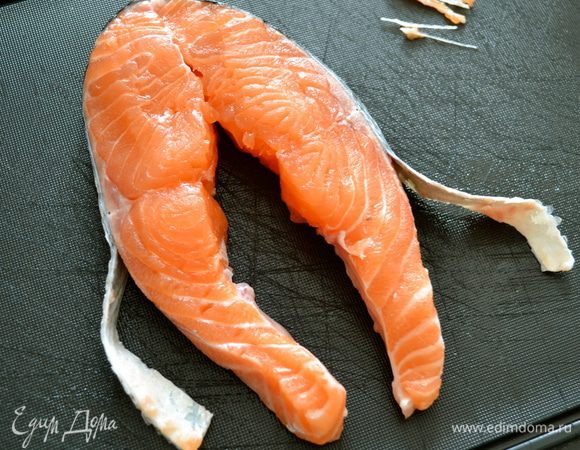 Ножом подрезать кожу с боков и отделить ее от мясной части...



