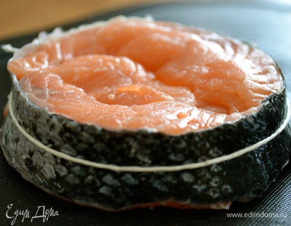 Свяжем его с помощью кулинарной нити - просто обвяжем по периметру наш медальон и закрепим узелком.