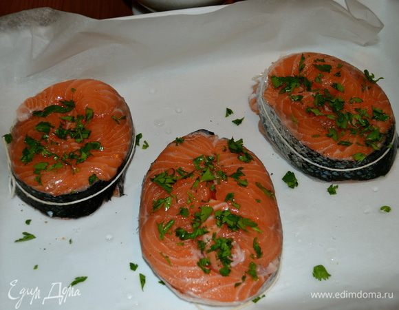 Выкладываем медальоны на противень, покрытый бумагой для выпечки. Посолить и посыпать мелко нарезанной петрушкой.