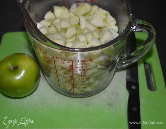 Яблоки очистить и  порезать.У меня сорт Грэнни Смит. Орехи измельчить.