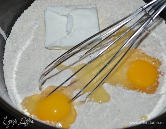 Смешать все ингредиенты кроме орехов и яблок.Получится  как крошка.