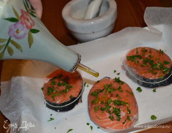 Сбрызнуть белым вином и полить слегка оливковым маслом.


