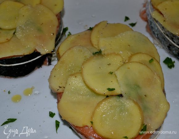 Выложить кружочки картофеля в один слой по поверхности медальонов. Снова слегка присолить и поперчить, полить олив. маслом. 
Запекать медальоны в заранее разогретой до 180 С духовке 20-25 мин. Готовность рыбы можно также определить по равномерному розовому матовому цвету семги... 






