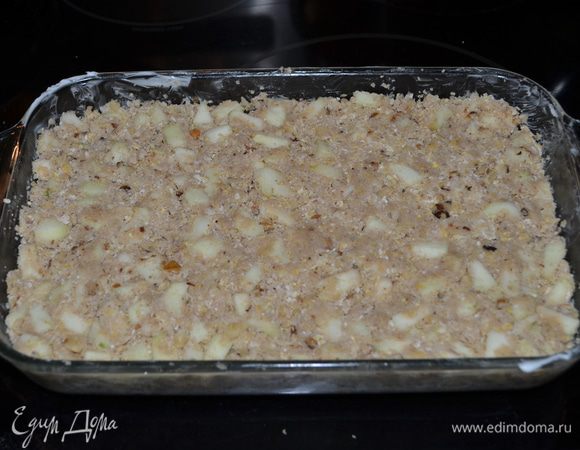 Распределить тесто мокрыми пальчиками по всей форме слегка утрамбовывая. Поставить в духовку на 45 мин. Проверяем зубочисткой центр.