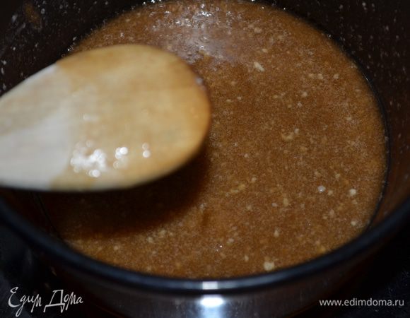 Приготовим глазурь.Лучше после того как кекс уже готов.
Сливочное масло растопим на плите в небольшой кастрюле.Добавим коричневый сахар и помешиваем до растворения его. Затем молоко и как закипит снимем  с огня и дадим остынуть 10 мин.
После 10 мин. остывания добавим сахарную пудру,ванилин, перемешаем.