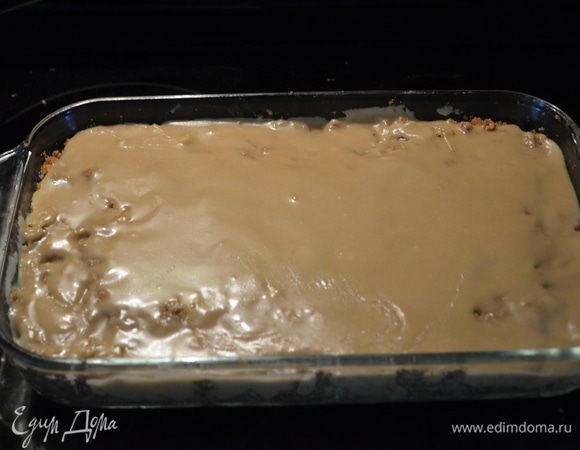 Кекс достанем из духовки и дадим полностью ему остыть. Как остынет покрыть сверху его теплой коричневой глазурью.