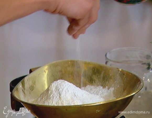 Муку перемешать с разрыхлителем и солью.
