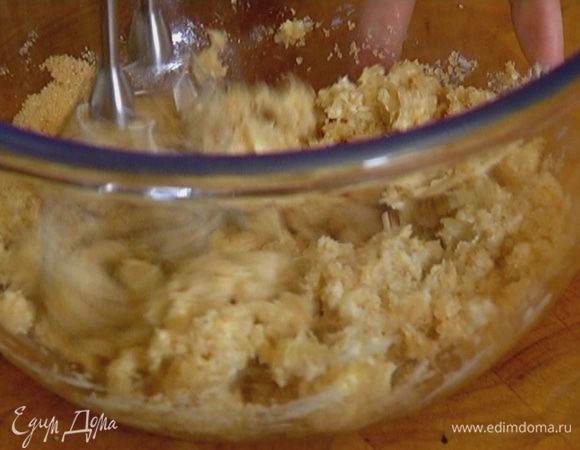 Предварительно размягченное сливочное масло соединить с сахаром и взбить миксером.