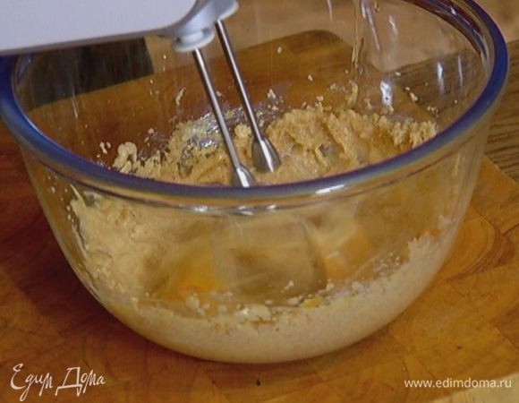Не прекращая взбивать, добавить по одному яйца и взбить еще немного.