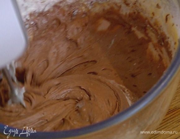Влить молоко, всыпать муку с разрыхлителем и какао, взбить все миксером в однородную массу.