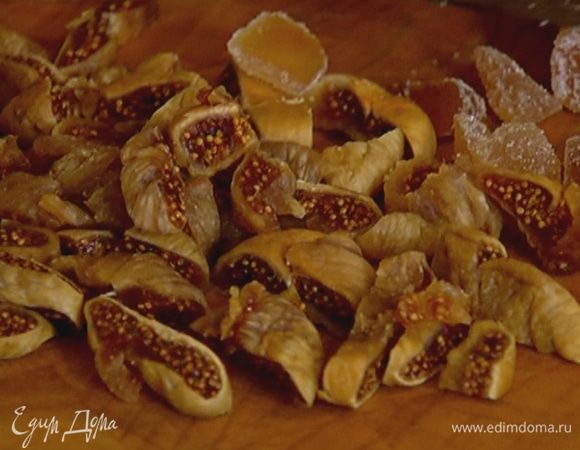 Инжир и цукаты из имбиря нарезать небольшими кусочками (немного измельченного имбиря оставить для украшения).