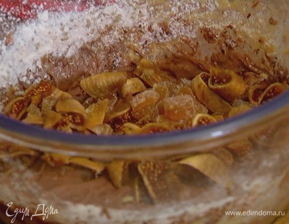 Добавить сухофрукты в тесто, все перемешать.