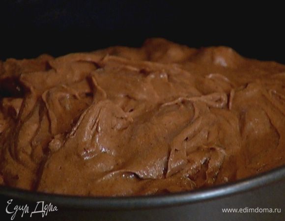 Разъемную форму смазать растительным маслом, выложить тесто, разровнять и посыпать оставшимися имбирными цукатами.