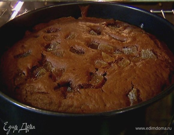 Выпекать кекс в разогретой духовке 35–45 минут.