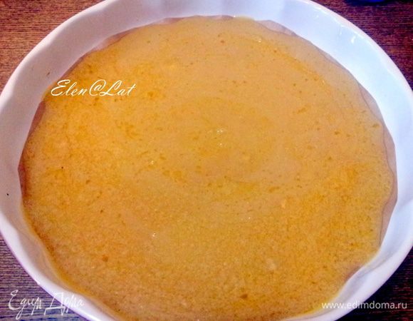 Растопить сливочное масло на сковороде, добавить коричневый сахар, чуть его потопить. Затем добавить сливки размешать до однородности и варить до небольшого загустения, примерно 5-6 мин. Готовый соус вылить в форму, предварительно застеленную пергаментом.