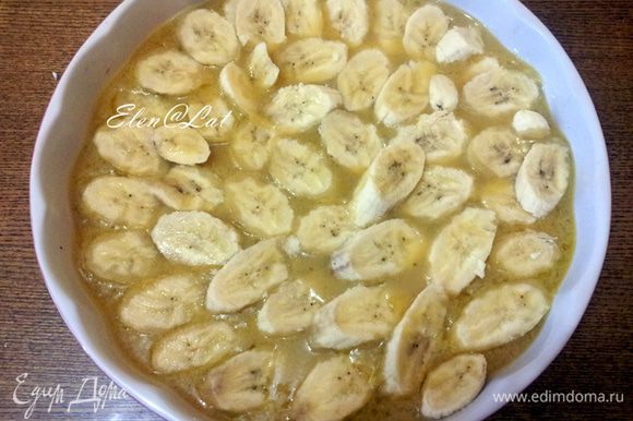 Бананы очистить и нарезать ломтиками наискосок, толщиной 0,5 см. На соус выложить бананы.