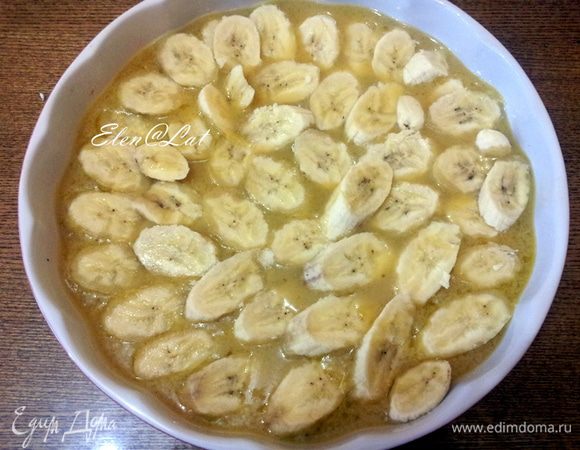 Бананы очистить и нарезать ломтиками наискосок, толщиной 0,5 см. На соус выложить бананы.