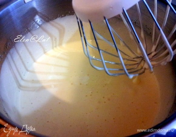 Теперь тесто: Для этого взбить яйца с сахаром и ванильным сахаром 1-2 мин., до состояния крема.